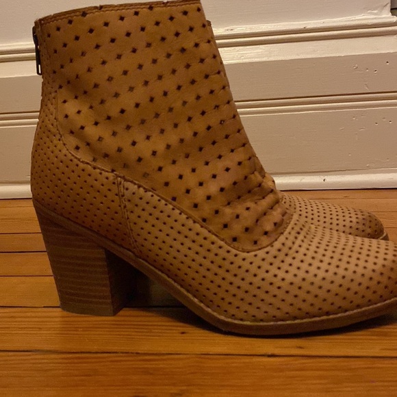 Perforated tan leather ankle boots wood heel - Picture 5 of 8